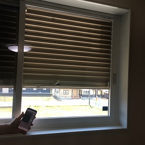窓シャッター電動化KITは、手動の窓シャッターを後付けで電動化する商品です。スマートフォンでシャッターの開閉が出来ます